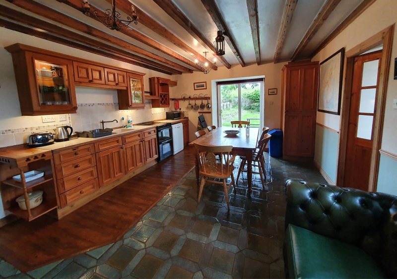 Persabus-Cottage-Kitchen